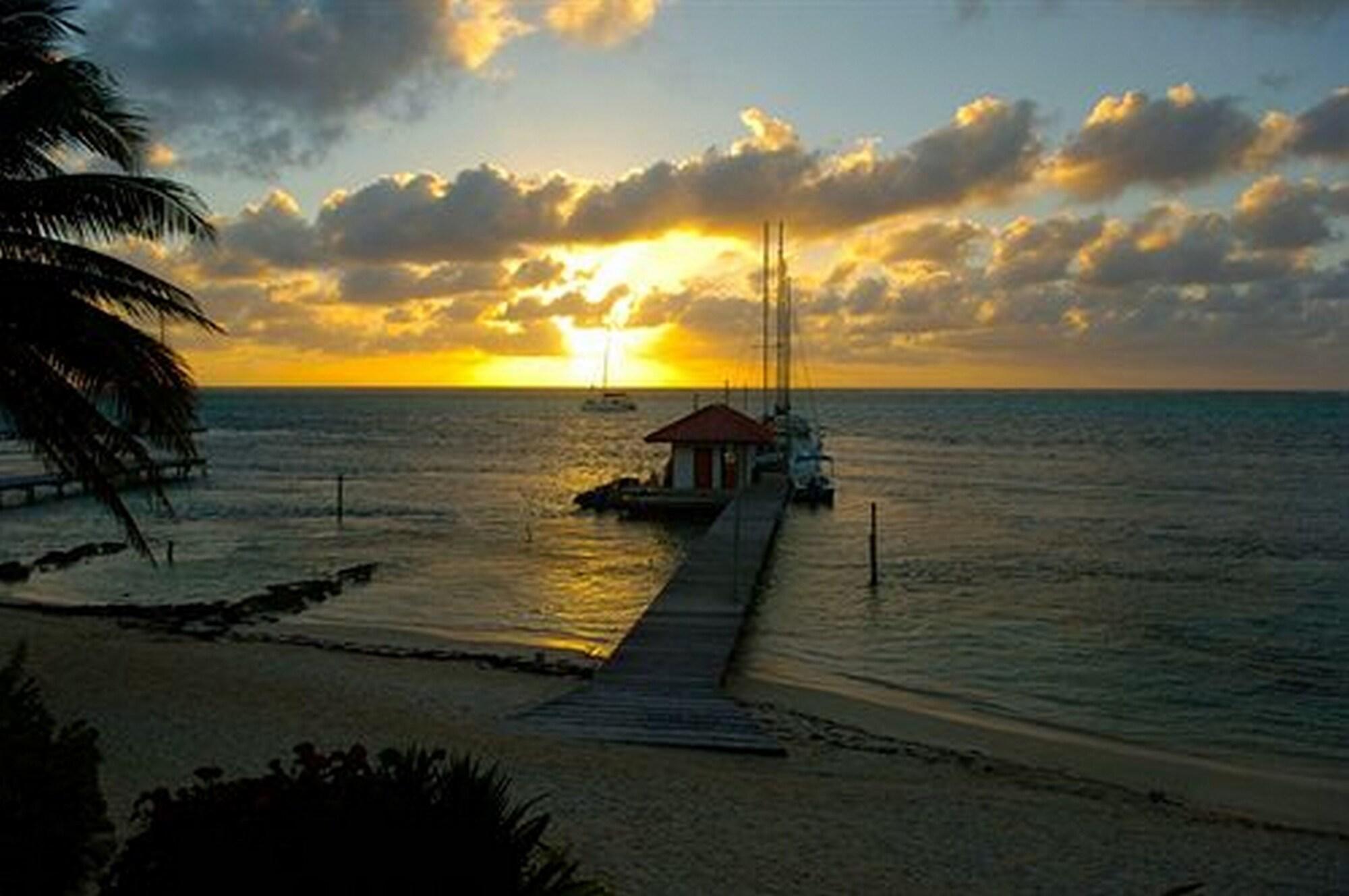 The Palms Oceanfront Suites San Pedro  Esterno foto